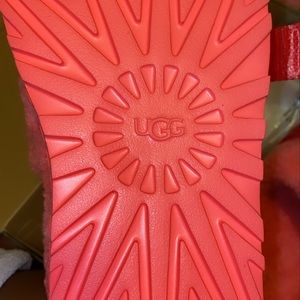 Never worn UGG platform slides women size 8